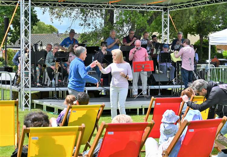 ☀️ Highcliffe Food & Arts Festival Returns This Weekend – And The Weather Looks Perfect!